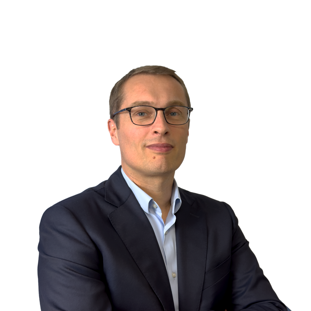 Homme souriant costard