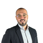 Homme souriant costard
