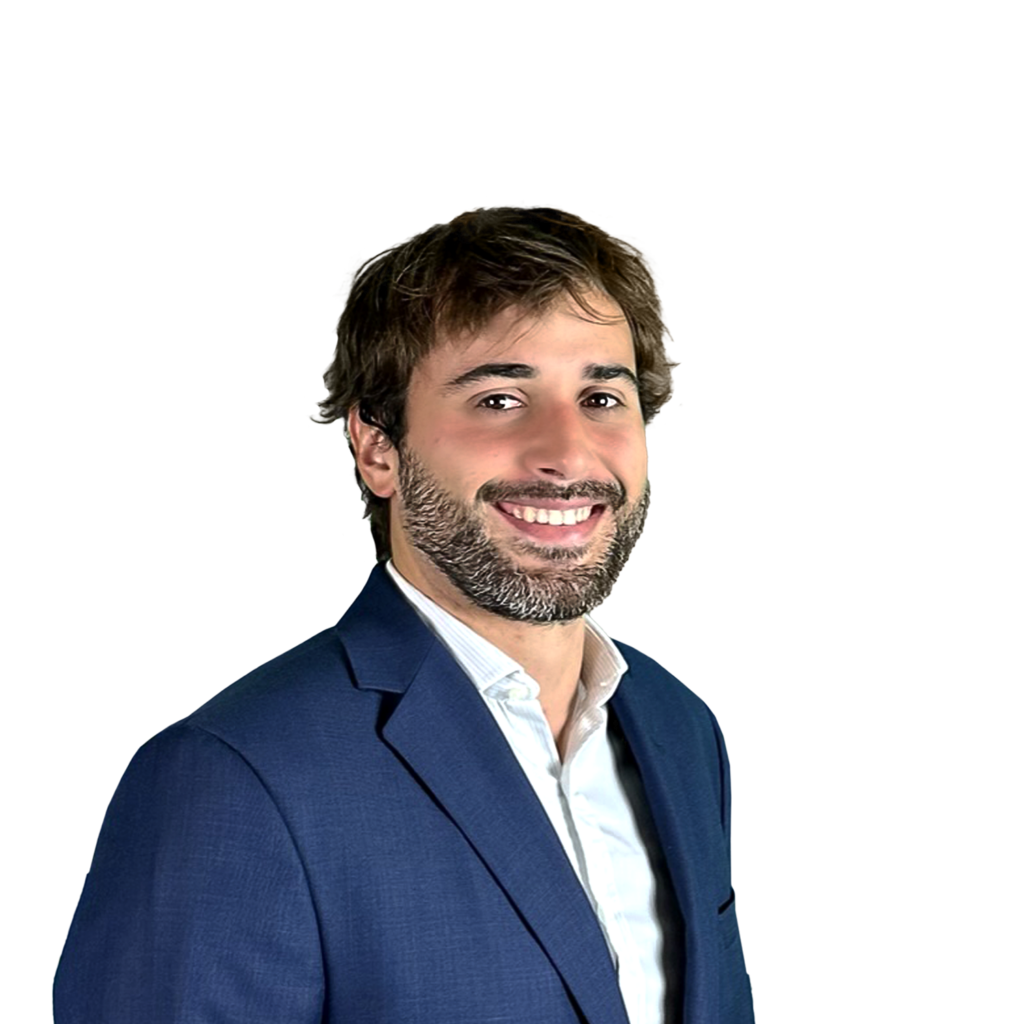 Homme souriant en costard