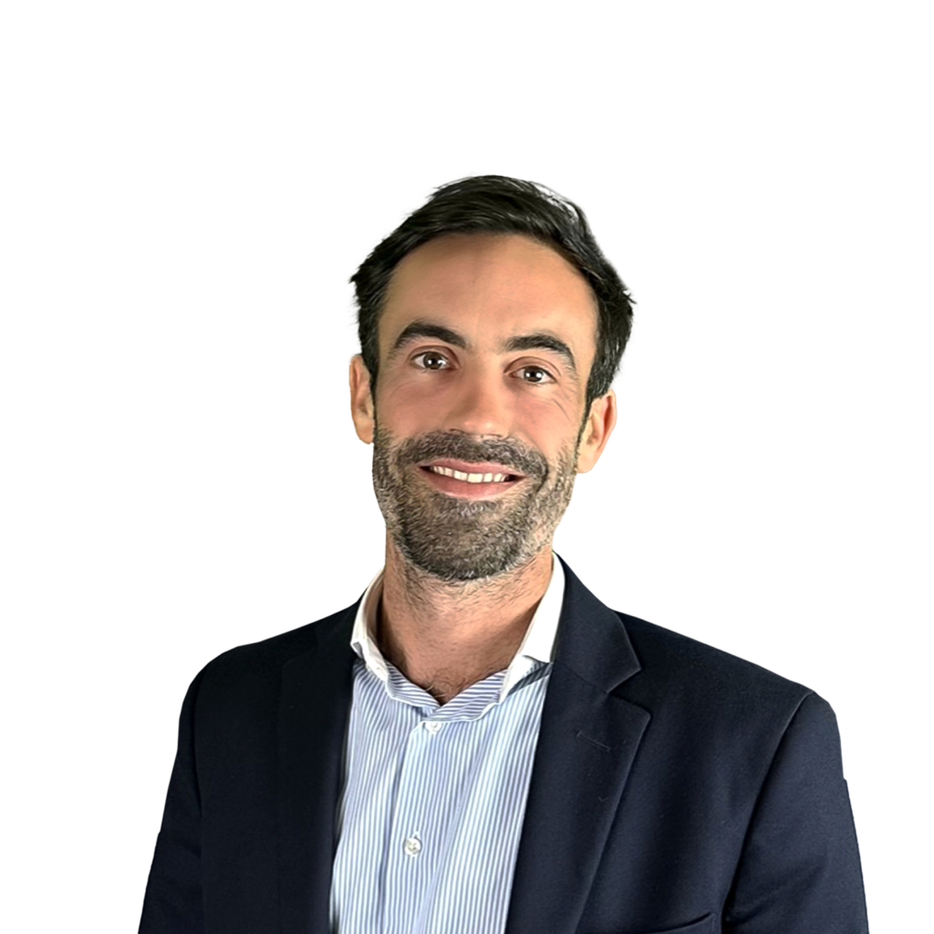 Homme souriant en costard