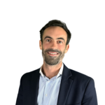 Homme souriant en costard